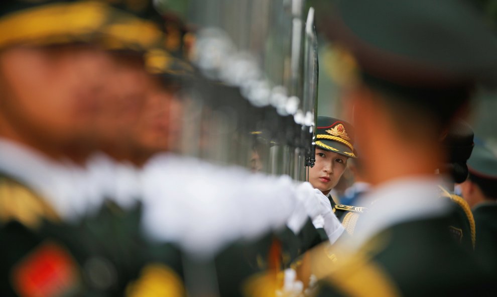 La guardia de honor se prepara para recibir al primer ministro griego Alexis Tsipras en Pekín, China. REUTERS/Damir Sagolj