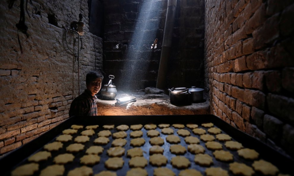Un afgano hace galletas para la festividad religiosa islámica Eid al-Fitren Kabul, Afganistán. REUTERS Omar Sobhani