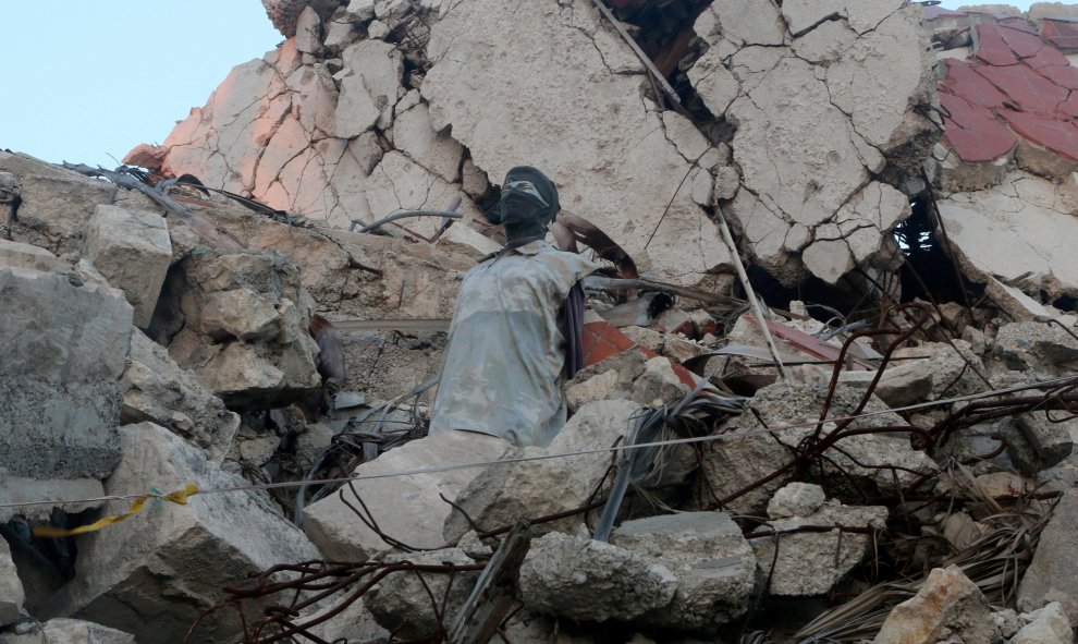 Un maniquí entre los escombros de un edificio derruido en un área rebelde de la ciudad de Aleppo, Siria. REUTERS/Abdalrhman Ismail.