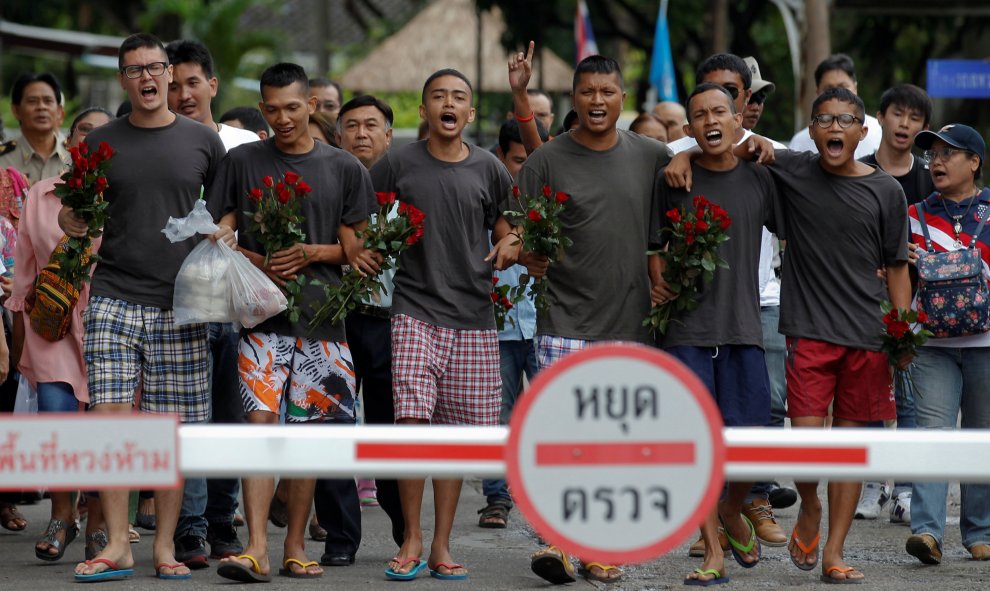 Seis activistas gritan sus lemas al salir de la prisión de Remand, en Bangkok, después de que un tribunal militar tailandés ordenase su puesta en libertad el pasado martes. REUTERS/Chaiwat Subprasom.