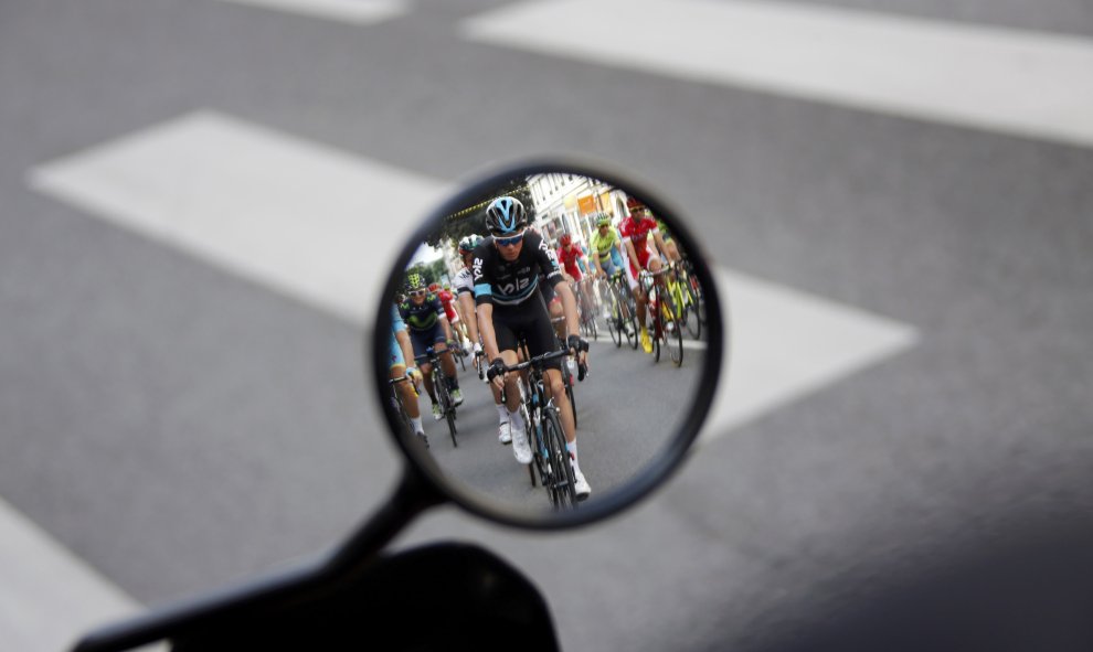 El ciclista Chris Froome del equipo británico Sky visto desde un retrovisor durante el Tour de Francia. REUTERS/Jean-Paul Pelissier.