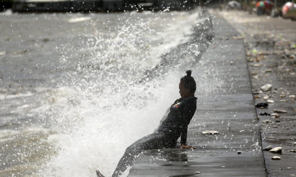 Una mujer se moja en la bahía de Manila, en Filipinas. EFE/Francis R. Malasig