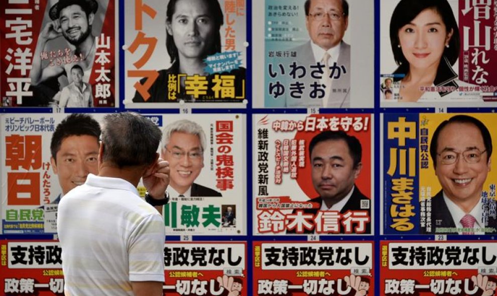 Un hombre observa los pósters de los candidatos a las próximas elecciones del Senado en Tokio, Japón. EFE/Franck Robichon