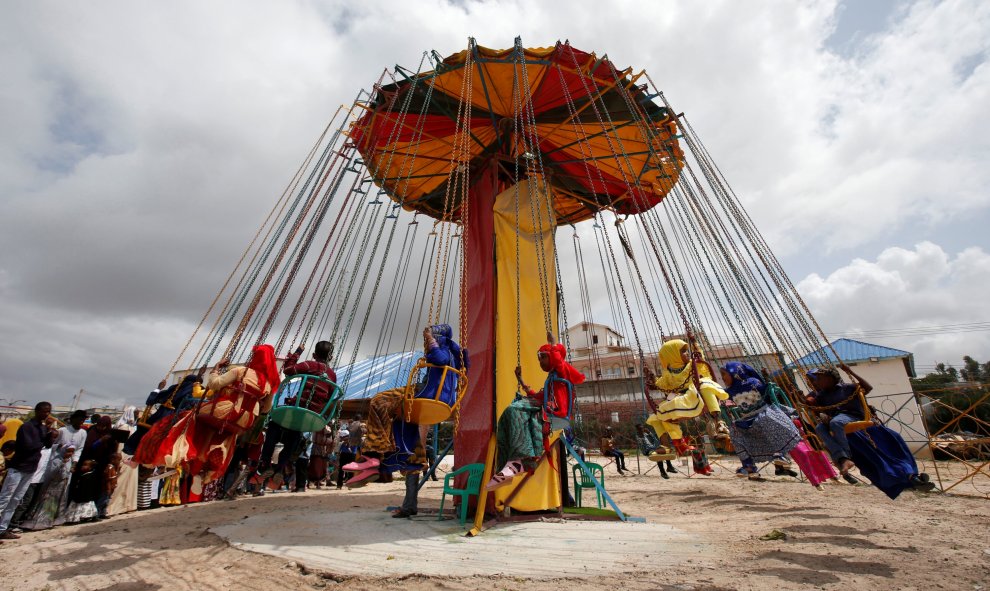 Niños somalíes juegan tras los rezos de la fiesta del fin del Ramadán, en Mogadishu, Somalia. REUTERS/Feisal Omar.