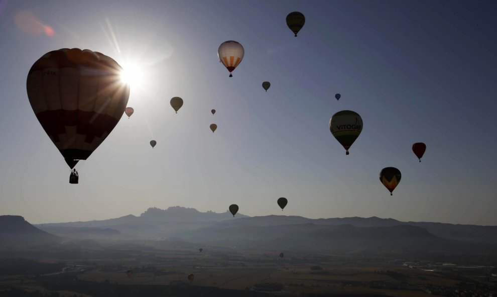 Varios globos aerostáticos durante el vuelo inaugural del 20º European Balloon Festival, que se celebra en la ciudad catalana de Igualada del 6 al 10 de Julio, consolidándose como el festival de globos aerostáticos mas importante de España. EFE/Susanna Sá