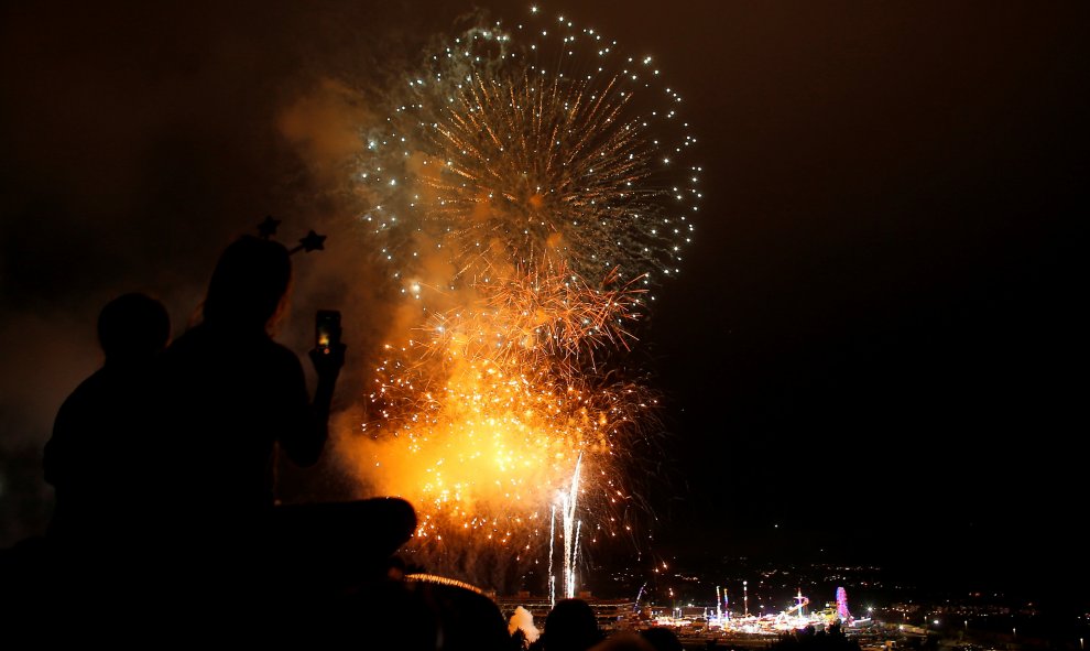 Niños sentados en la parte superior de un coche ven los fuegos artificiales en la Feria del Condado de San Diego durante el Día de la Independencia en California. REUTERS/Mike Blake