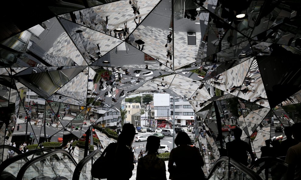 Personas en un centro comercial en Tokio, Japón. EFE/YUYA SHINO