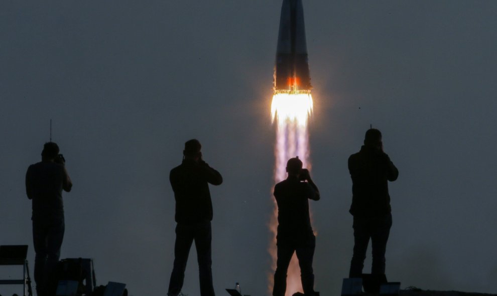 Fotógrafos toman imágenes de un cohete impulsado con la nave rusa Soyuz MS-01 que despega con los miembros de la tripulación de la misión 48/49 en el Cosmódromo Baikonur en Baikonur, Kazajastán. EFE/SERGEI ILNITSKY