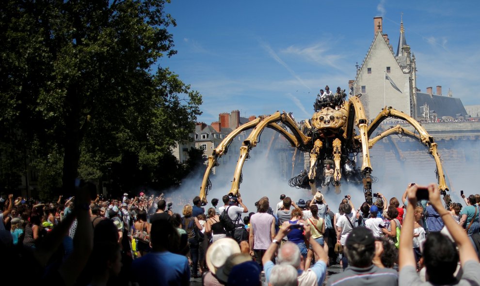 Un grupo de personas admira la araña robótica gigante Kumo Ni, creada por la compañía La Machine, durante su presentación en Nantes, Francia. REUTERS/Stephane Mahe.