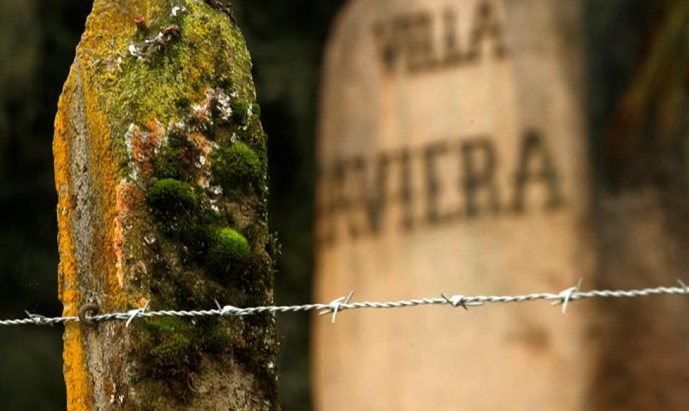 Fotografía de una roca tallada en la que fuera la Colonia Dignidad, el 15 de junio de 2016, en Villa Baviera (Chile). EFE/Mario Ruiz.