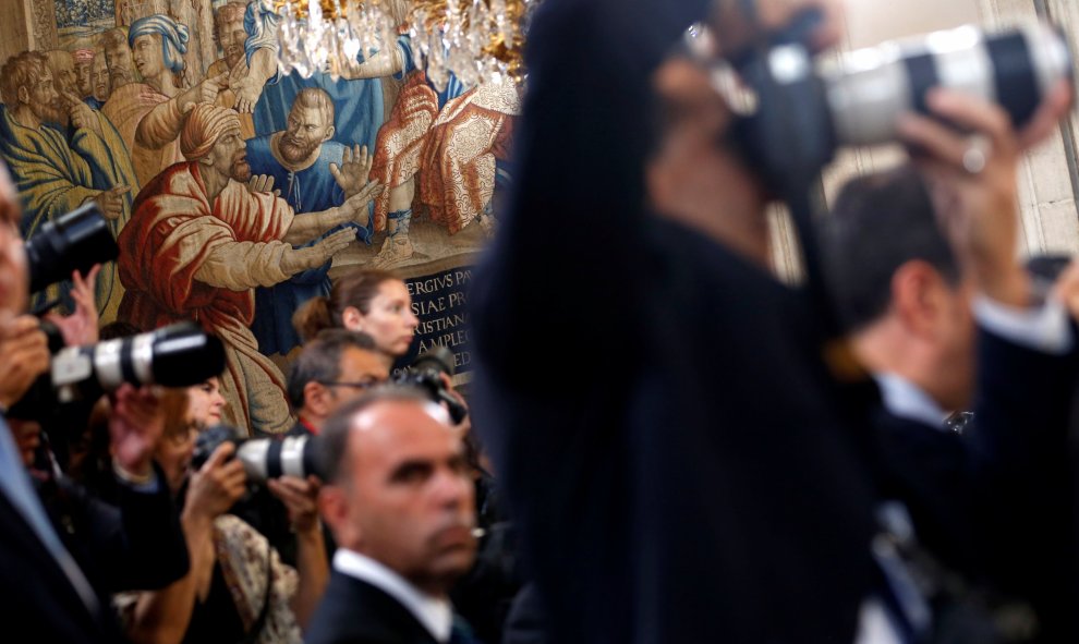 Periodistas toman fotos mientras el rey Felipe VI recibe a Obama en el Palacio Real de Madrid. REUTERS/Jonathan Ernst