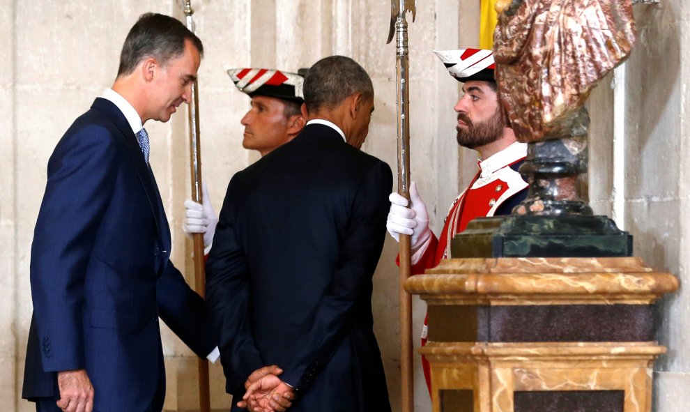 El rey camina con Obama tras el discurso de bienvenida en el Palacio Real de Madrid. REUTERS/Jonathan Ernst