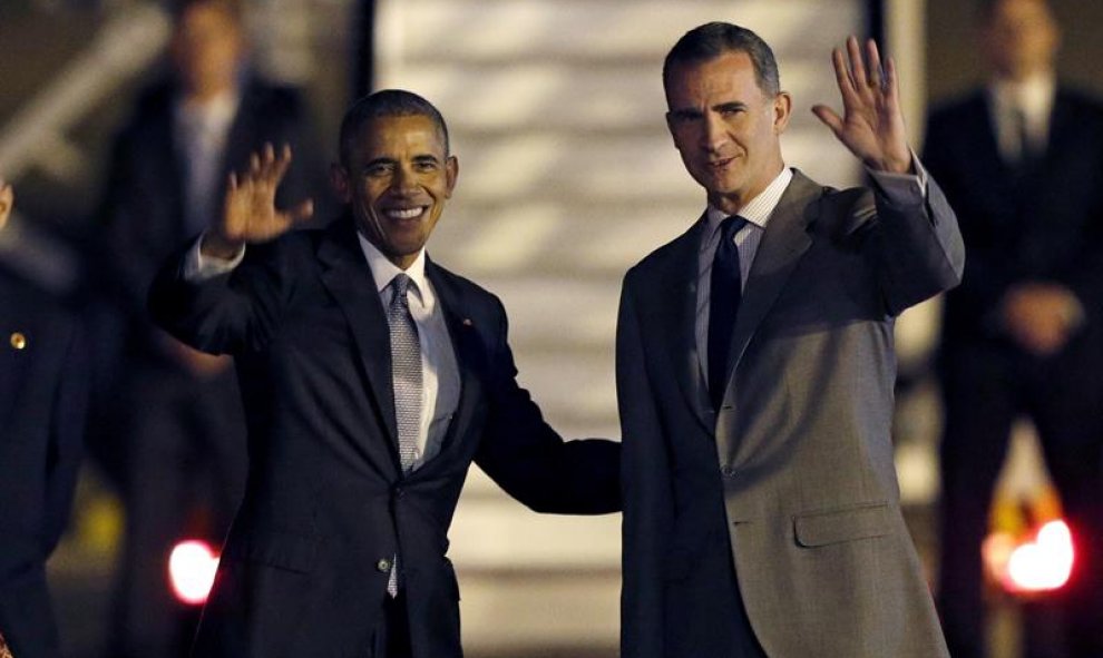 Barack Obama, acompañado por el rey Felipe VI a su llegada la base aérea de Torrejón (Madrid), en el inicio de su visita a España. EFE/Ballesteros