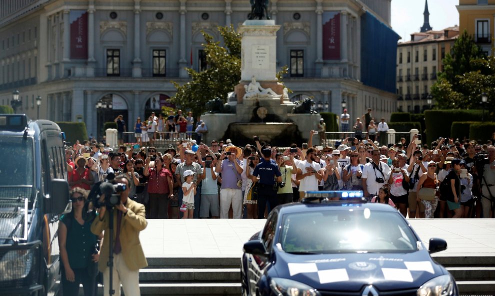 Personas se concentra en los alrededores del Palacio Real, durante la reunión entre Obama y el rey Felipe VI. REUTERS/Jonathan Ernst