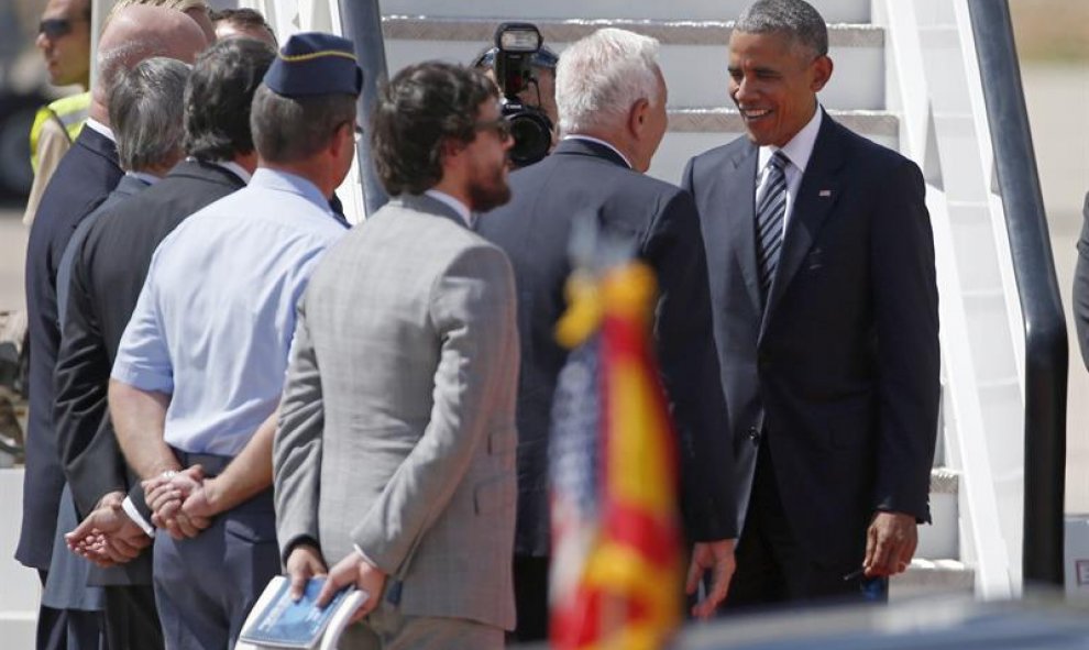 Obama se despide del ministro de Asuntos Exteriores en funciones, José Manuel García-Margallo, antes de subir al Air Force One en la base aérea de Torrejón de Ardoz, en Madrid, para partir hacia la base naval de Rota, en Cádiz. EFE/Juan Carlos Hidalgo