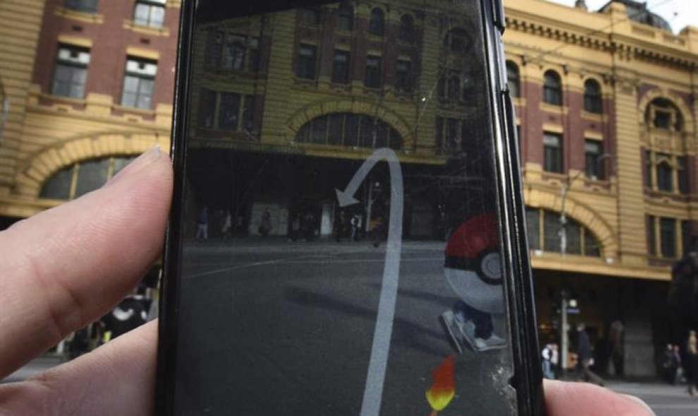 Un usuario prueba el nuevo juego "Pokémon Go" en su móvil en Melbourne, Victoria, Australia. EFE/Julian Smith.