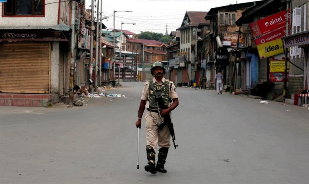 Paramilitares indios patrullan las calles de Srinagar durante el toque de queda impuesto en la mayor parte de la Cachemira india para controlar los disturbios tras la muerte del insurgente del grupo separatista Hizb-ul-Mujahideen (HM), Burhan Wani, de 21