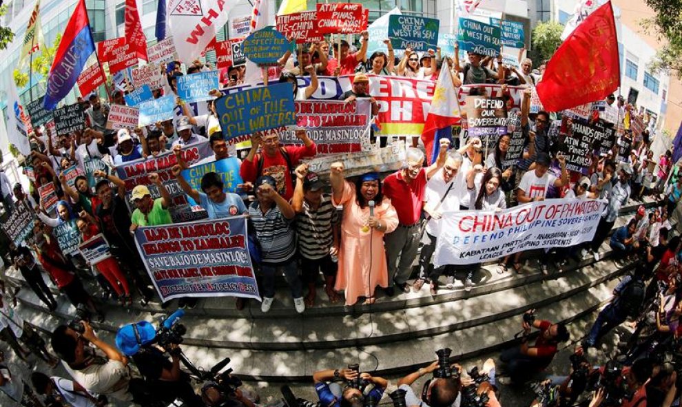 Manifestantes gritan consignas durante una protesta contra los reclamos territoriales de China por la disputa del grupo de islas Spratly, fuera de la oficina consular china en la ciudad de Makati, al sur de Manila, Filipinas. EFE/FRANCIS R. MALASIG.