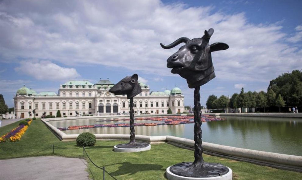 Vista de la obra "Circle of Animals/Zodiac Heads" del artista chino Ai Weiwei ante el Palacio Belvedere durante la presentación a la prensa de la exposición "AI WEIWEI traslocación-transformación"en Viena (Austria). EFE/Christian Bruna