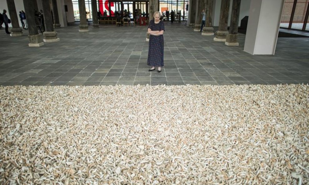 Una mujer observa la obra "Spouts" del artista chino Ai Weiwei durante la presentación a la prensa de la exposición "AI WEIWEI traslocación-transformación"en el Museo de Arte Contemporáneo 21er Haus de Viena (Austria). EFE/Christian Bruna