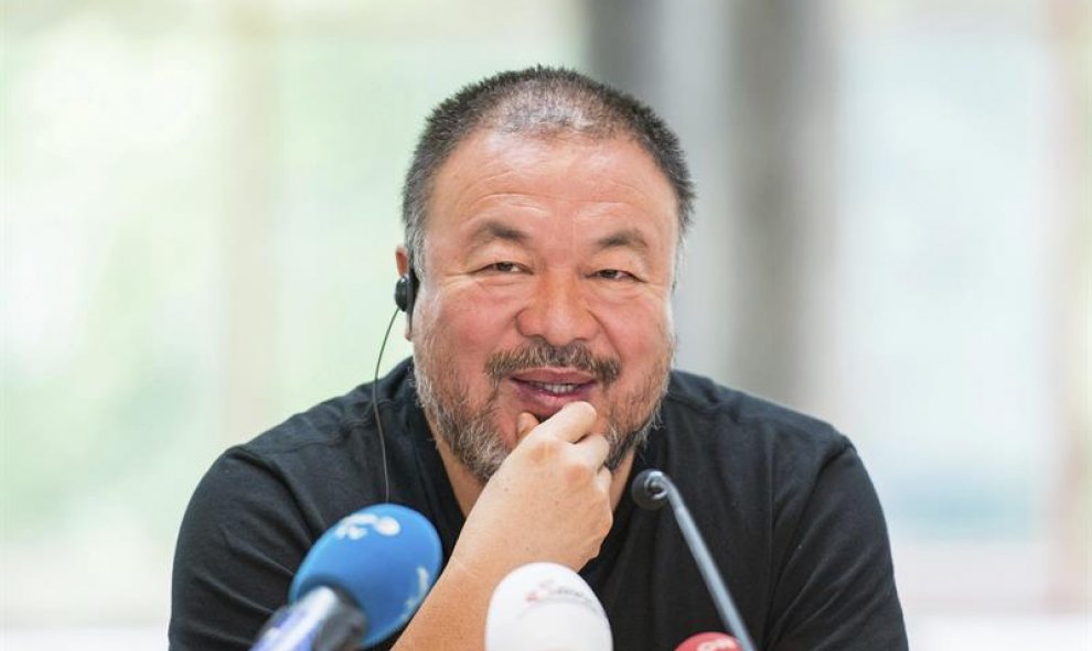 El artista chino Ai Weiwei da una rueda de prensa para presentar su exposición "AI WEIWEI traslocación-transformación"en el Museo de Arte Contemporáneo 21er Haus de Viena (Austria). EFE/Christian Bruna