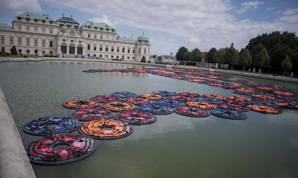 Vista de la obra "F Lotus" del artista chino Ai Weiwei ante el Palacio Belvedere durante la presentación a la prensa de la exposición "AI WEIWEI traslocación-transformación"en Viena (Austria). EFE/Christian Bruna