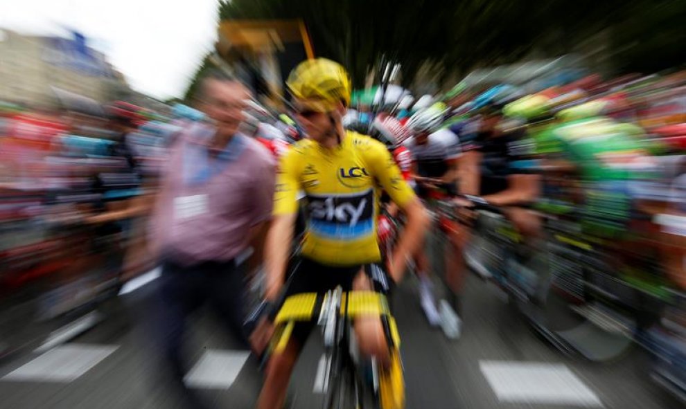 El ciclista británico Christopher Froome (c), del equipo Sky, espera el inicio de la 11º etapa del Tour de Francia en Carcasona. EFE/Kim Ludbrook