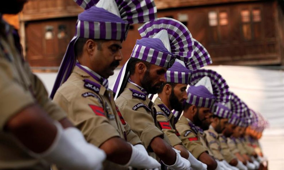 Varios policías indios participan en una ceremonia por el Día de los Mártires en Mazar-e-Shuhada (Cementerio de los Mártires) en Srinagar, capital estival de la parte de Cachemira administrada por la India. EFE/Farooq Khan