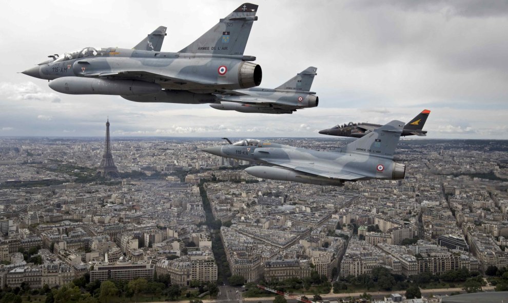 Cuatro cazas del ejército francés sobrevuelan París como parte del desfile militar realizado para conmemorar el Día de la Bastilla.- REUTERS