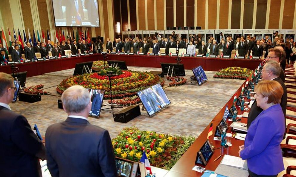 Líderes hacen un minuto de silencio por las vìctimas de un atentado en Niza, antes de una reunión de la Cumbre (ASEM) Asia-Europa hoy, viernes 15 de julio de 2016, en Ulan Bator (Mongolia). Mongolia acoge la 11ª Cumbre ASEM de Jefes de Estado y de Gobiern