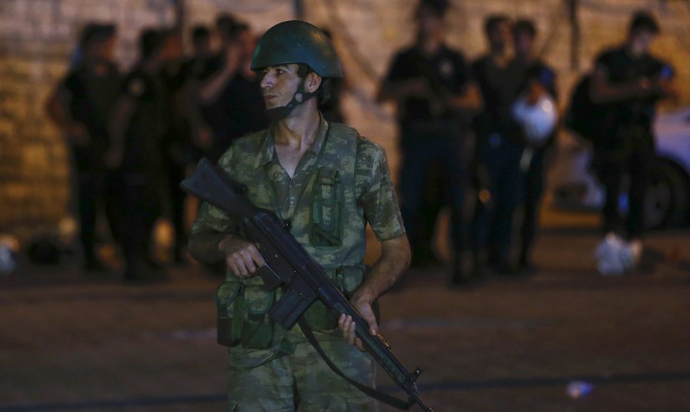 Un militar turco hace guardia cerca de la Plaza Taksim Square, en Estambul, tras el anuncio del golpe de Estado que ha dado el Ejército. REUTERS/Murad Sezer