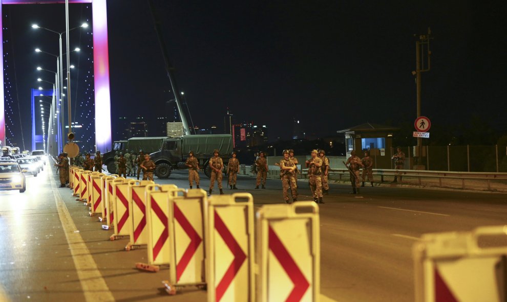 Militares turcos bloquean el acceso al puente sobre el Bósforo, que une el lado europeo de Estambul con el continente asiático.  REUTERS/Stringer
