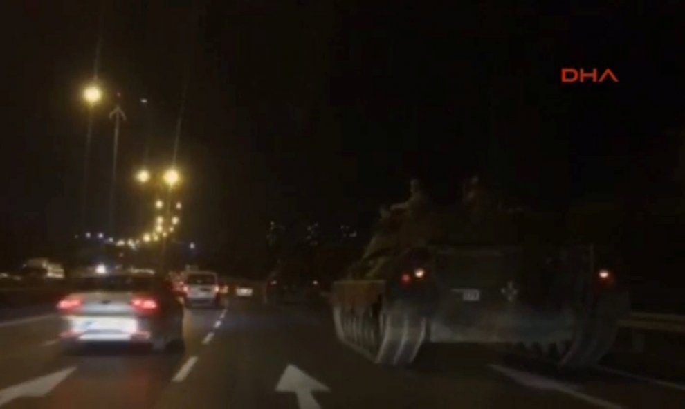 Tanques del Ejército son fotografiados mientras circulan en una carretera de las inmediaciones de la capital turca, Ankara. DHA via REUTERS