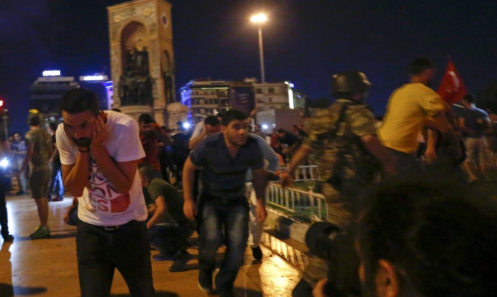 Partidarios del presidente turco Tayyip Erdogan son dispersados con tiros al aire por los militares presentes en la Plaza Taksim, en Estambul. REUTERS/Murad Sezer