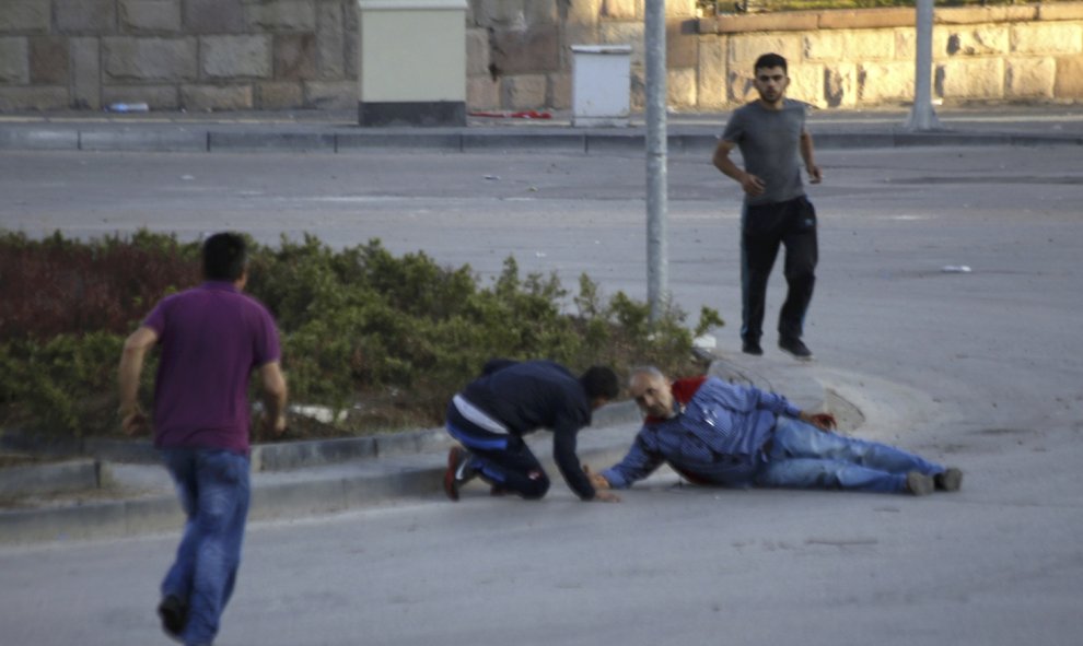 Un hombre postrado en el suelo durante una ráfaga de disparos producidos tras el intento de golpe de Estado militar en la ciudad de Ankara , Turquía.-REUTERS / Tumay Berkin