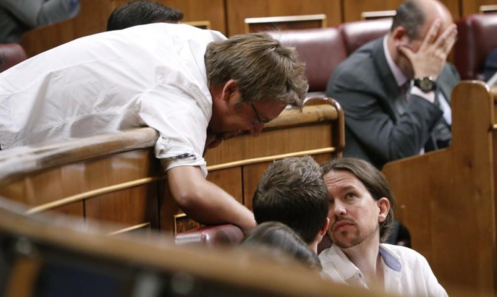 El candidato de Unidos Podemos a la presidencia del Congreso, Xavier Domènech, conversa con Pablo Iglesias y con Íñigo Errejón al comienzo de la XII legislatura/EFE