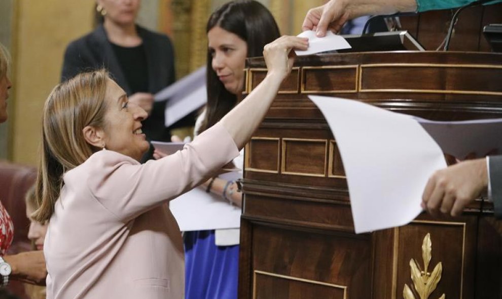 Ana Pastos vota en el Congreso. / EFE