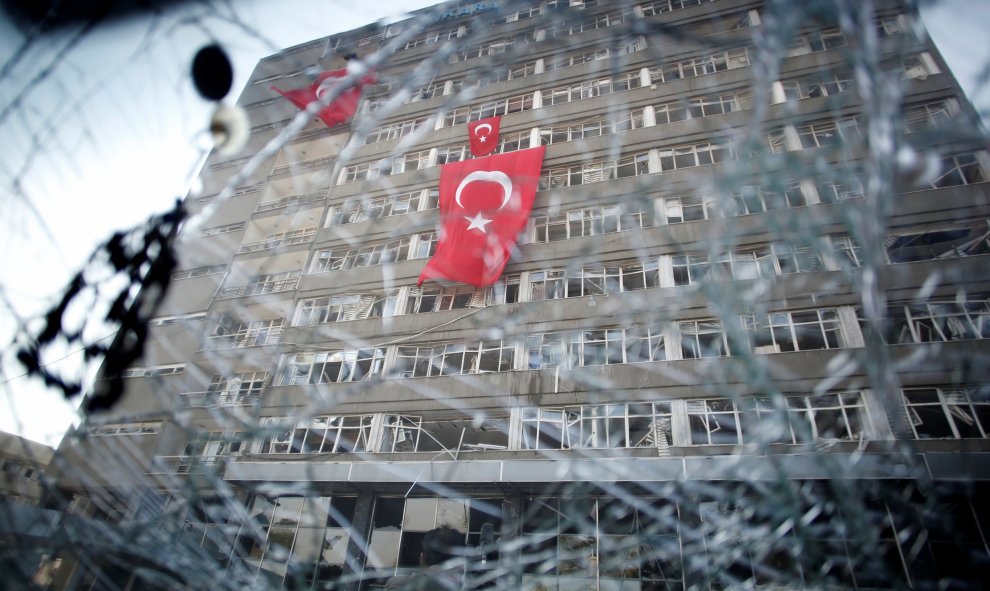 La oficina central de la policía de Ankara vista desde la luna de un coche que fue golpeada durante una pelea tras el intento de golpe de Estado en Turquía. REUTERS/Baz Ratner