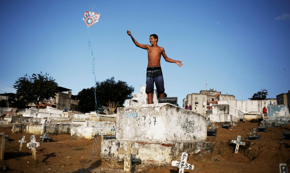 Un hombre vuela  su cometa en un cementerio en la Favela de Vila Operaria en Río de Janeiro, Brasil. REUTERS/Nacho Doce