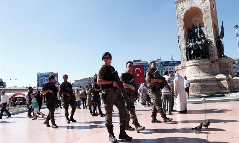Miembros de las SWAT hacen guardia en Estambul, después de que el presidente Erdogan declarara el estado de emergencia/EFE