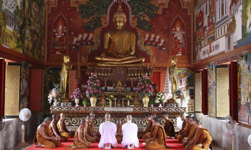 Abhisit Jiwwichai y Teeraporn Jeamphue se ordenan como monjes durante tres meses en una ceremonia budista en Bangkok/EFE