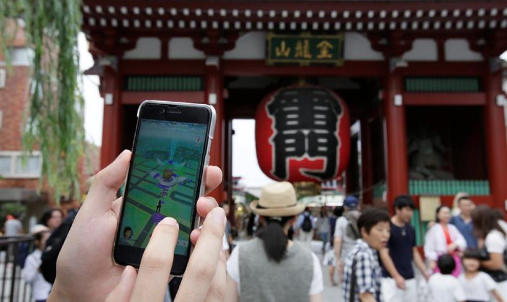 Un joven juega al Pokemon Go en Japón. Hoy ha sido el lanzamiento del juego en el país nipón/EFE