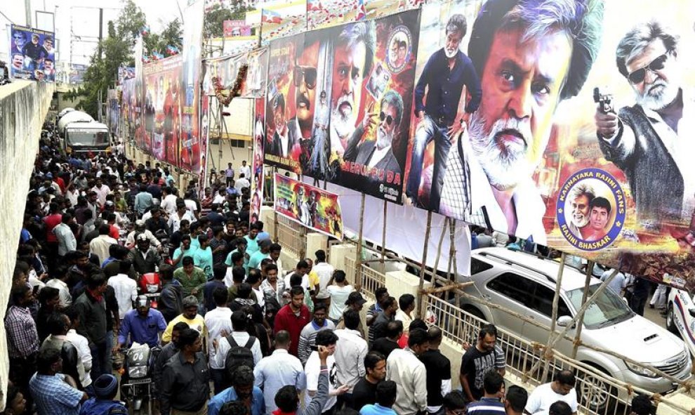 Fans del actor Rajinikant salen de ver la película "Kabali" en la India. Las empresas han concedido tiempo libre a sus trabajadores para ir a verla/EFE