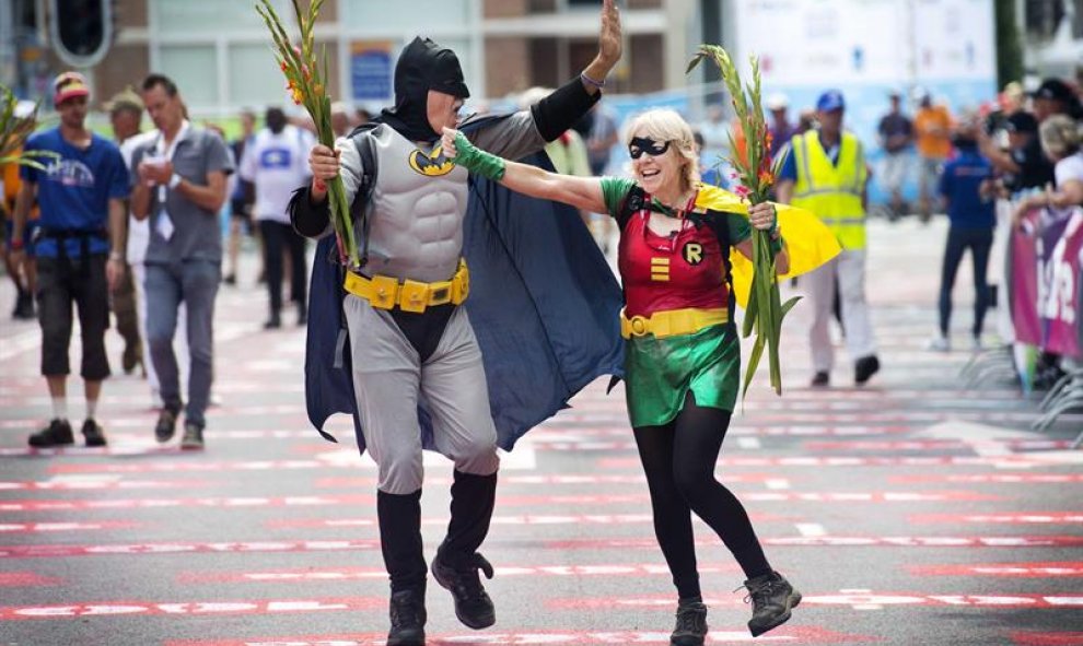 Dos participantes disfrazados cruzan la línea de meta en el cuarto y últiimo día de la 100ª edición de la Marcha Internacional de Cuatro Días Nijmegen, en la ciudad holandesa del mismo nombre. La cita deportiva se celebra cada año la tercera semana de jul