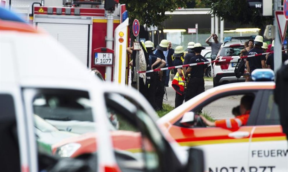 Numerosos agentes de la policía y ambulancias rodean la entrada del centro comercial donde se ha producido un tiroteo en Múnich, Alemania. Varias personas han muerto y otras han resultado heridas hoy en un tiroteo registrado en un centro comercial de Múni