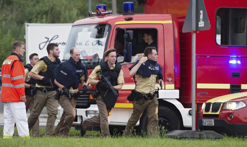 Numerosos agentes de la policía corren hacia el centro comercial donde se ha producido un tiroteo en Múnich, Alemania. Varias personas han muerto y otras han resultado heridas hoy en un tiroteo registrado en un centro comercial de Múnich (sur de Alemania)