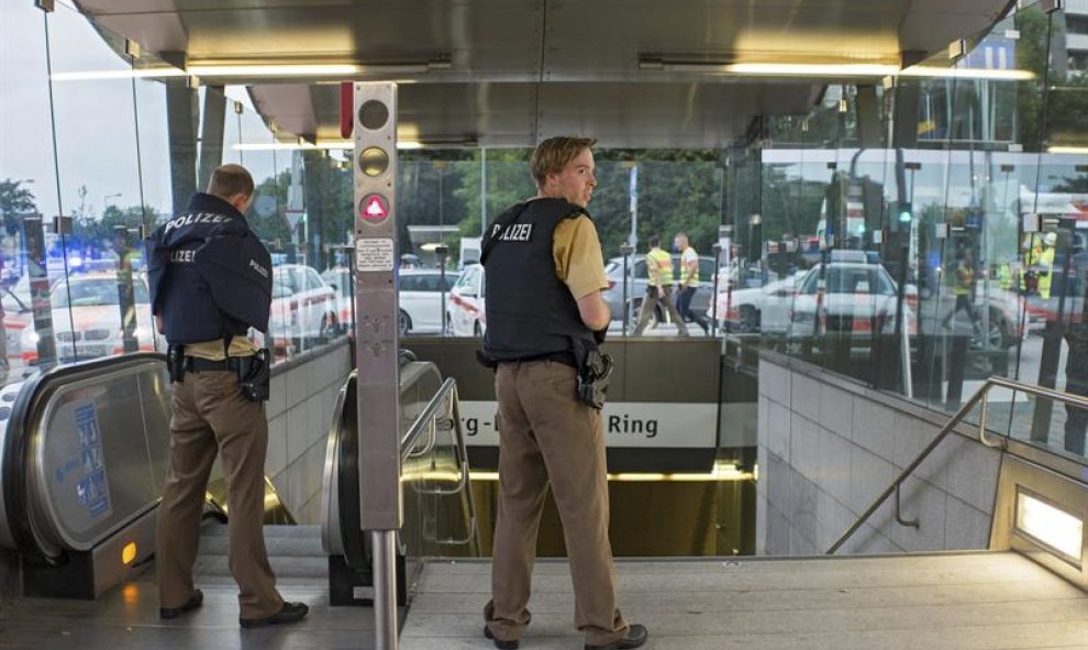 Varios agentes de policía aseguran la entrada de la estación de metro de Georg-Brauchle-Ring, cerca del centro comercial donde se ha producido un tiroteo en Múnich, Alemania hoy, 22 de julio de 2016. Varias personas han muerto y otras han resultado herida