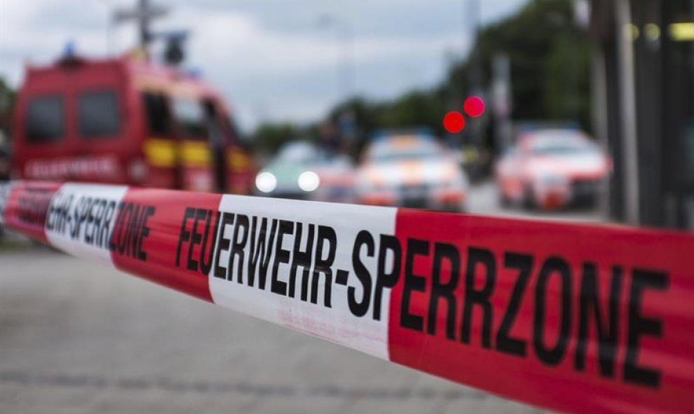 Vista de la cinta que acordona la entrada del centro comercial donde se ha producido un tiroteo en Múnich, Alemania hoy, 22 de julio de 2016. Varias personas han muerto y otras han resultado heridas hoy en un tiroteo registrado en un centro comercial de M