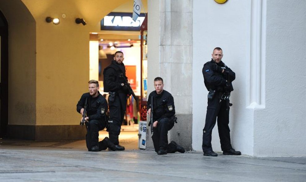 Policías de las Fuerzas Especiales aseguran el exterior del hotel Stachus tras el tiroteo registrado en un centro comercial en Múnich, Alemania hoy, 22 de julio de 2016. Varias personas han muerto y otras han resultado heridas hoy en un tiroteo registrad