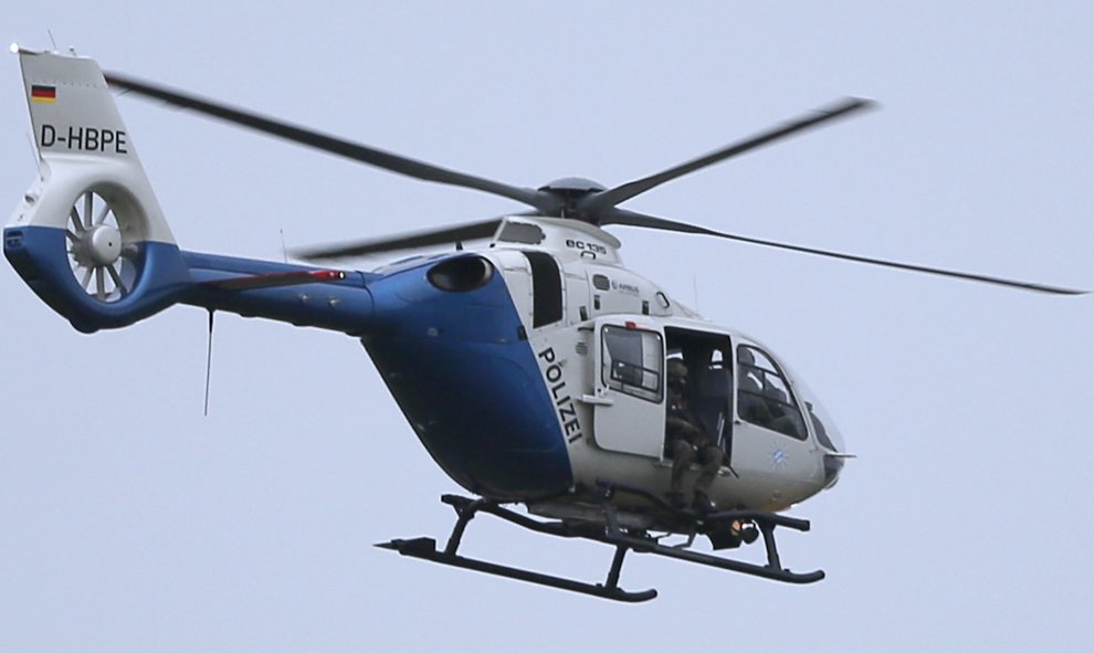 Un helicóptero policial sobrevuela la zona del tiroteo en Múnich. REUTERS/Michael Dalder